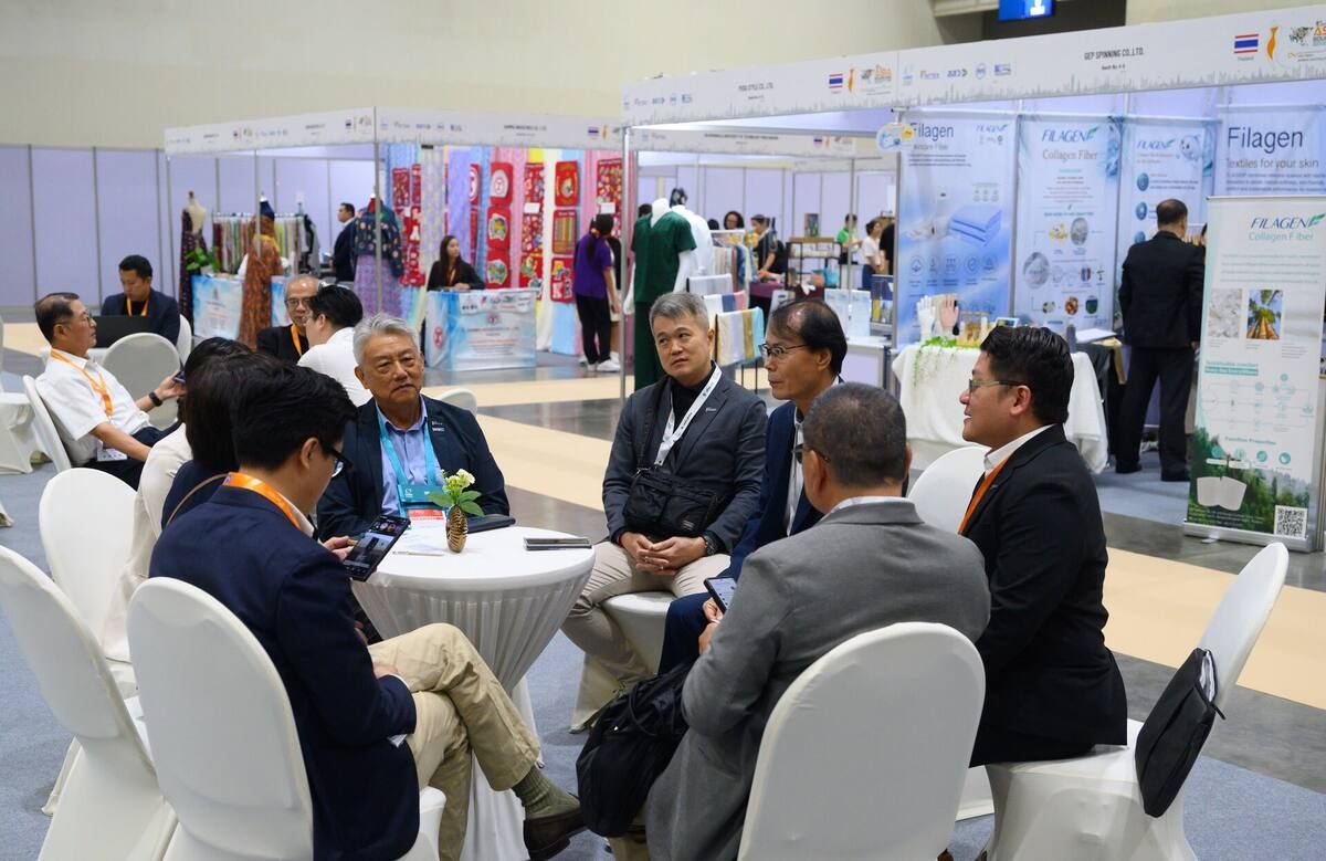 Delegate networking at Asia Sourcing Show exhibition