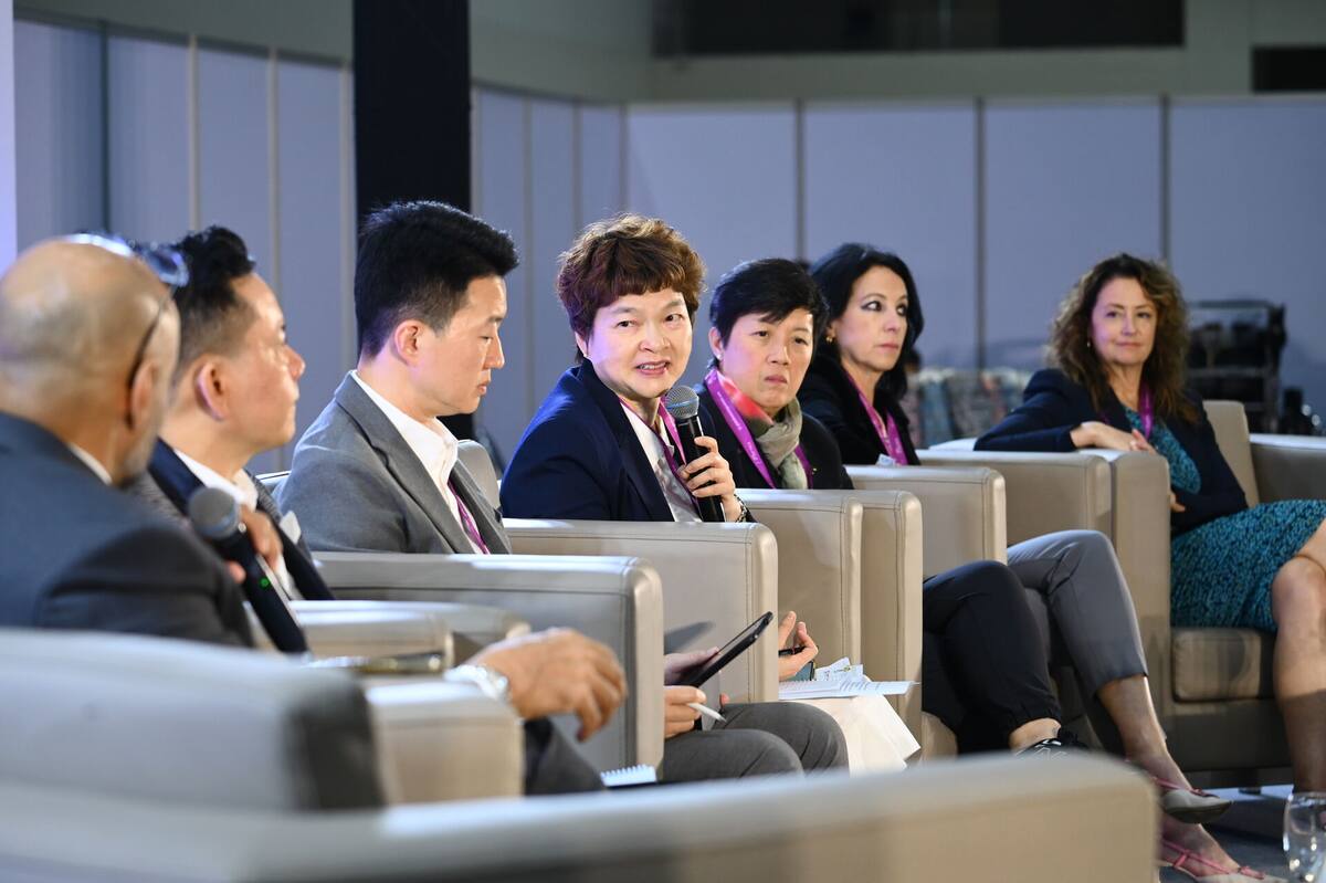 CEOs and executives in active discussion — Global Sourcing Summit 2026